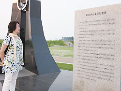 移動の途中に訪れた、宮城県岩沼市の「千年希望の丘」で(4日) 移動の途中に訪れた、宮城県岩沼市の「千年希望の丘」で(4日)