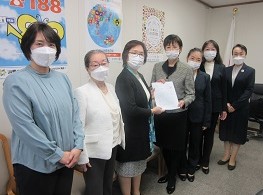 伊藤明子消費者庁長官（右から4人目）に申し入れを行った