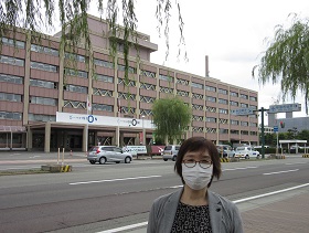 21日に訪問した秋田県庁の前で