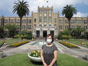 訪問した宮崎県庁の前で（10月18日）