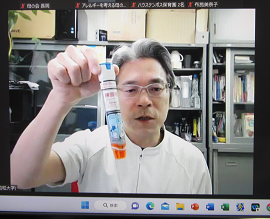 研修会では講師の今井先生が画面越しに「エピペン」の使い方を指導した